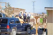  ??  ?? Bomberos observan el sitio donde fue encontrado el cuerpo