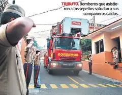  ??  ?? TRIBUTO. Bomberos que asistieron a los sepelios saludan a sus compañeros caídos.