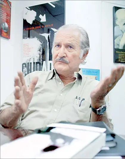  ??  ?? Carlos Fuentes falleció el 15 de mayo de 2012. En la imagen, durante una entrevista en las instalacio­nes de Alfaguara en 2004 ■ Foto Roberto García Ortiz