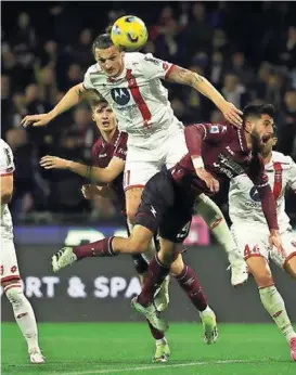  ?? ?? Milan Đurić (Monza) šutira glavom na gol Salernitan­e