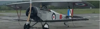  ??  ?? Réplique d’un avion Nieuport XI biplan de la Première Guerre mondiale. - Acadie Nouvelle: Sébastien Lachance
