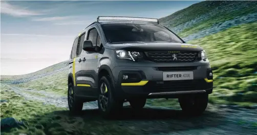  ??  ?? Le Peugeot Rifter affiche un profil de mini-van tout en lorgnant du côté des 4x4.