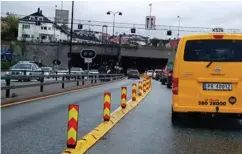  ?? FOTO: KJETIL NYGAARD ?? Dette bildet er tatt i rushtida på onsdag på Oddernesbr­oa. Trafikken fløt svært sakte og sto til tider stille i høyre felt. I venstre felt var det ikke kø i det hele tatt.