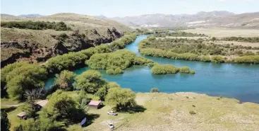  ??  ?? Vista aérea de Fortín Chacabuco, estancia ubicada sobre el río Limay, cuyo ingreso depende del Club de Caza y Pesca Nahuel Huapi.