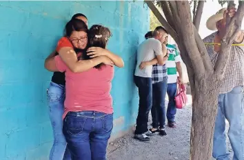  ??  ?? Padres De familia que vieron la escena se abrazaron entre ellos y lamentaron el hecho