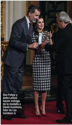  ??  ?? Don Felipe y doña Letizia hacen entrega de la medalla a David Summers, líder de Los hombres G.