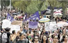  ??  ?? Protestas. Estudiante­s, docentes y feministas marcharon para pedir justicia por el asesinato de Lesvy Alejandra, de 22 años.