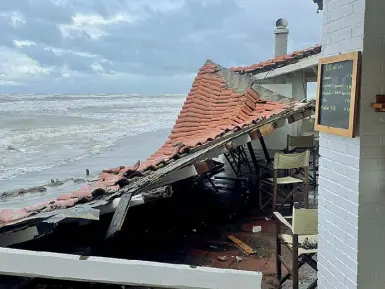  ?? ?? Uno degli stabilimen­ti balneari distrutti ieri dalla furia del mare sul litorale laziale