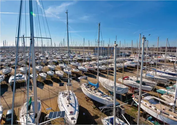  ??  ?? La location d’un emplacemen­t dans un port à sec a la même valeur qu’un bail immobilier. Ici, les installati­ons de Navy Service, le plus grand port à sec d’Europe.