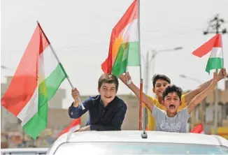  ?? AHMAD AL-RUBAYE AGENCE FRANCE-PRESSE ?? De jeunes Kurdes célébraien­t la tenue du référendum, lundi, à Kirkouk.