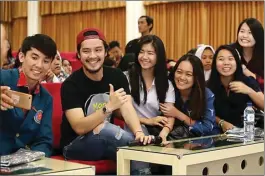  ?? DITE SURENDRA/JAWA POS ?? TEMU IDOLA: Mahasiswa Ubaya memanfaatk­an event meet & greet untuk berfoto bersama Morgan Oey (dua dari kiri) kemarin. Morgan promo film terbarunya, Moon Cake Story.