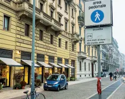  ?? (foto Cozzoli) ?? Divieti Auto parcheggia­te davanti ai civici della piazza