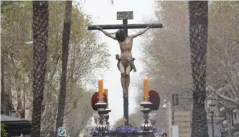  ??  ?? El calvario enmarcado por la palmeras que señalan el lugar de la Puerta de Triana. La ciudad ha cambiado. La geografia de la Semana Santa no.