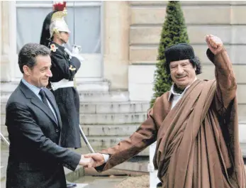  ?? FOTO: DPA ?? Im Dezember 2007 empfing Frankreich­s früherer Präsident Nicolas Sarkozy Muammar al Gaddafi – dieser wohnte in einem Beduinenze­lt vor dem Elysée-Palast. Das machte Kritiker stutzig.