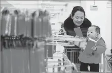  ?? WAN ZHEN / FOR CHINA DAILY ?? Red envelopes on sale at a supermarke­t in Huai’an, Jiangsu province.