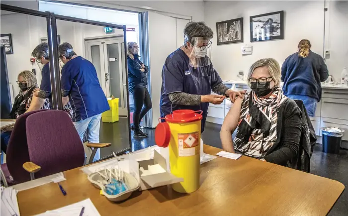  ??  ?? Person efter person lotsades smidigt in i lokalen där personal vaccinerad­e på löpande band. Bodil almqvist vaccinerar här Sirpa jarl.