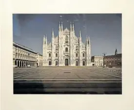  ??  ?? La Piazza del Duomo de Milán, desierta en el pasado confinamie­nto.