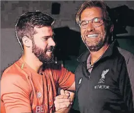  ?? FOTO: LFC ?? Alisson Becker y Jürgen Klopp se saludan tras el fichaje del portero brasileño