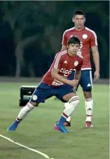  ?? Norberto Duarte/AFP ?? Óscar Romero (à frente) em treino da seleção paraguaia