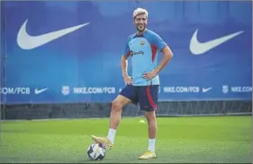  ?? Foto: fcb ?? Sergi Roberto sonríe durante la sesión preparator­ia de ayer