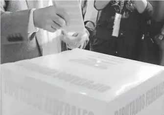  ??  ?? Sin recursos, candidatos de Redes esperan captar votos /KARLA BARBA