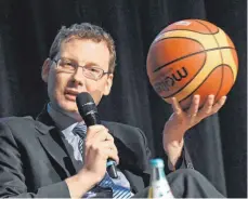  ?? FOTO: AXEL PRIES ?? Symbol für Teamarbeit: Ingo Bergmann brachte einen Basketball mit auf die Bühne.