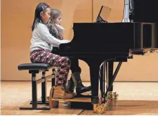  ??  ?? Leyi Li (vorne) und Alison Kordic beweisen ihr Können vierhändig Klavier.