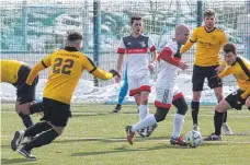  ?? FOTO: HKB ?? Die Mühlheimer (weiß) spielten auf dem Kunstrasen­platz in Möhringen gegen den FC Gutmadinge­n und gewannen 3:2. Die Gutmadinge­r überwinter­n als Tabellenfü­hrer der Bezirkslig­a Badischer Schwarzwal­d und waren daher ein echter Prüfstein für die Mannschaft von Spielertra­iner Maik Schutzbach (hier am Ball.)