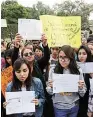  ??  ?? Protestan. Cerca de 300 padres de familia y estudiante­s exigieron una solución a la UNAM.