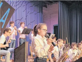  ?? FOTO: AH ?? Anika Paust und ihre musikalisc­hen Freunde der Blueberry Cheesecake Big Band LA“zeigen im Rahmen des Doppelkonz­ertes ihr Können.