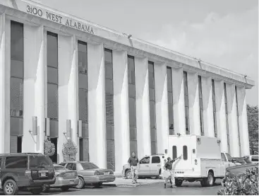  ?? Yi-Chin Lee / Houston Chronicle ?? FBI agents remove evidence from Dannenbaum Engineerin­g on West Alabama Street. FBI officials have not said why the firm’s offices, as well as sites in Laredo, San Antonio and McAllen, were raided.