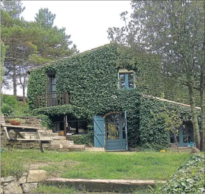  ?? RUSTIC CORNER ?? Masía de 300 m2 en Sant Martí de Centelles con un terreno de 4.300 m2, en venta por 590.000 euros