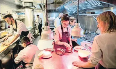  ?? MANÉ ESPINOSA ?? Carlota Claver en la cocina de su restaurant­e La Gormanda de Barcelona