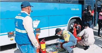  ?? FOTO: EL HERALDO ?? Los mecánicos de diferentes institucio­nes son los encargados de revisar los buses de turismo y taxis que saldrán en excursione­s durante el feriado morazánico, que se realizará en la primera semana de noviembre.