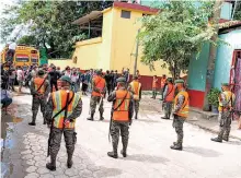  ?? GÓMEZ /ALEJANDRO ?? El Ejército de Guatemala bloqueó el paso a los hondureños