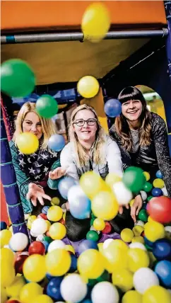  ??  ?? Natalie Krüger, Nadine Gerings und Yvone Müller (von links) begannen den Abend im Bälle-Bad.