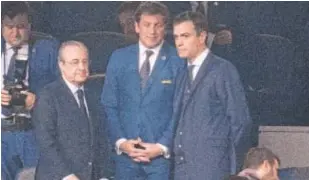  ?? DE SAN BERNARDO ?? Hidalgo
Florentino Pérez y Pedro Sánchez en el Santiago Bernabéu
