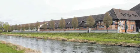  ?? FOTO: MARION BUCK ?? In den Gebäuden direkt am Hochwasser­kanal sind die Räume des Jugendforu­ms und die Skatehalle untergebra­cht.