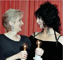  ??  ?? > Olympia Dukakis, winner of a Golden Globe for “Best Performanc­e in a Supporting Role” and Cher, winner of the “Best Performanc­e by an Actress in a musical or comedy” in 1988 for Moonstruck