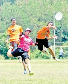  ??  ?? Participan­ts having a fun time passing the disc on the field.