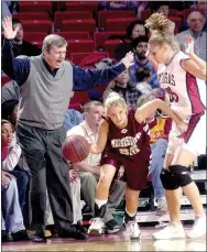  ?? FILE PHOTO BY JEREMY SCOTT ARKANSAS DEMOCRAT-GAZETTE ?? Arkansas coach Gary Blair looks on as Mississipp­i State’s Jessica Carter tries to get away from Arkansas’ Shanna Harmon during their game on Jan. 18, 2000, at Bud Walton Arena in Fayettevil­le. Carter is now an assistant girls basketball coach at...