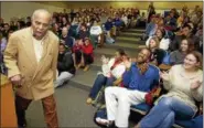  ?? TONY DEJAK — THE ASSOCIATED PRESS FILE ?? Jazz singer Jon Hendricks, left, gets an ovation as he sings for his History of Jazz class at The University of Toledo in Toledo, Ohio. Seated, from left, are students Stephanie Coomes, David Coleman, and Sabrina Williams.