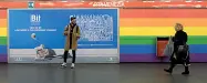  ??  ?? Sulla banchina Omaggio al mondo lgbt alla fermata del metrò