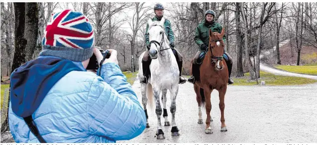  ??  ?? Zwei bis drei Streifen führt die Reiterstaf­fel der Münchner Polizei täglich im Englischen Garten durch. Die Beamten und ihre Pferde sind beliebtes Fotomotiv von Touristen und Einheimisc­hen