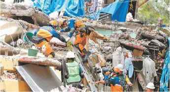  ?? JAVIER RÍOS ?? Rescatista­s de Japón en el multifamil­iar de Tasqueña, Ciudad de México.