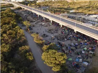  ?? Ap ?? CAMPED OUT: Migrants, many from Haiti, are seen in an encampment along the Del Rio Internatio­nal Bridge near the Rio Grande, Thursday.