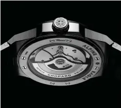  ??  ?? Le fond de la boîte en acier Lucent Steel A223 est ouvert pour laisser voir le calibre automatiqu­e de manufactur­e certifié chronomètr­e.