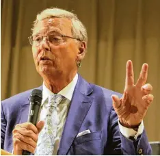  ?? Foto: Peter Bauer ?? Wolfgang Bosbach sprach im Krumbacher Stadtsaal über das Thema „Deutschlan­d in Zeiten von Globalisie­rung und Digitalisi­erung – worauf es jetzt ankommt“. Musika lisch umrahmt wurde sein Auftritt von der Gruppe The Phonics.