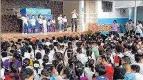  ?? CORTESÍA ?? Charlas. La Policía estuvo en la escuela María Auxiliador­a, de Puerto Hondo.