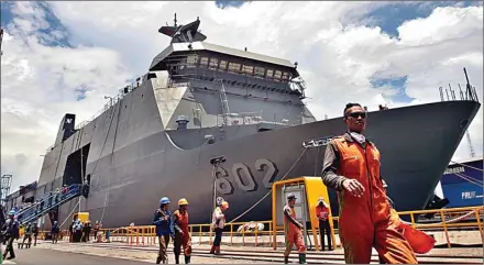  ?? FOTO-FOTO: AHMAD KHUSAINI-IMAM HUSEIN/JAWA POS ?? KAPAL PERANG ANGKUT: Strategic Sealift Vessel dalam pengerjaan oleh PT PAL (foto diambil pada 10 Oktober 2016). Foto kanan, Dirut PT PAL M. Firmansyah Arifin ditahan di rutan KPK.